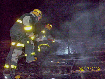 Bomberos en plena labor (foto Bomberos Voluntarios)