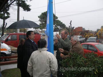 Un solo paraguas. Erneta y directivos de LyF izan la bandera bajo el agua