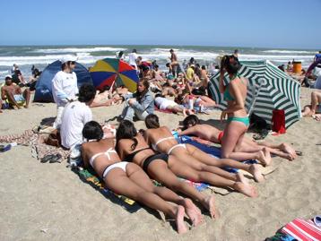 Las chicas soportaron bien el viento (foto de archivo)