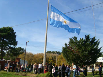 El viernes el Municipio iz una gran bandera en la Rotonda Los Pinos