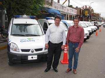 Erneta y Tavarone posan con los nuevos vehiculos