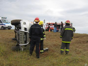 La imgen es elocuente: asi termin uno de los vehiculos involucrados (foto Bomberos)