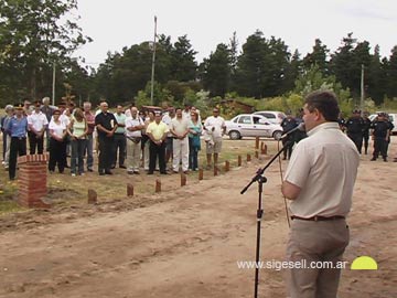 Foto del ao 2005, cuando Baldo inauguraba el destacamento Mar de las Pampas