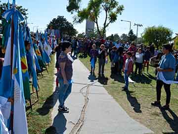 Cambiemos propone distinciones para abanderados y egresados de este ao sin escuelas