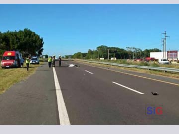 Lamentable accidente frente al hiper Coto (foto Bomberos Voluntarios Gesell)