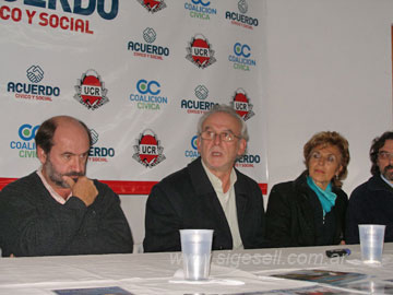 Vazquez junto a Martinez Salas y Mabel Sarmiento, durante la Conferencia