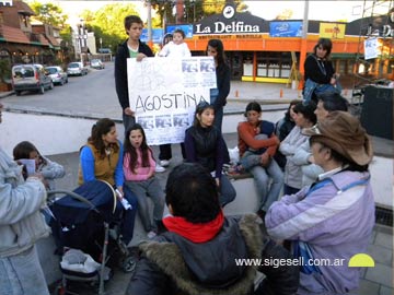 Amigas y compaeritas del colegio preparan una pancarta en la Plaza 