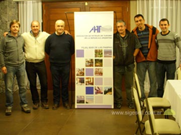 La nueva Comisin posa luego de la renovacin de autoridades (Foto Carla Pace)