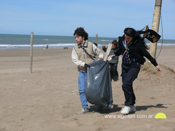 Voluntarios del Grupo Scout Adesmia Incana en plena tarea