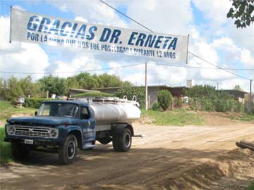 Fotod el Camin que llevo el agua y el pasacalle agradeciendo (foto: prensa MVG)