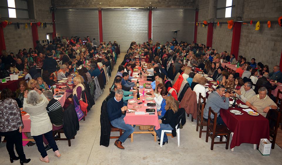 Una multitud acompa el almuerzo solidario