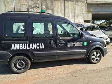 Ambulancia de traslado abandonada en Chascoms... que pas?