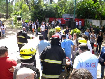 Los bomberos y ambulancieros retiran a la mam golpeada por la rama