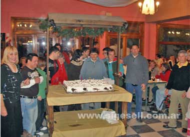 Los chicos y la Comisin Directiva con la enorme torta            