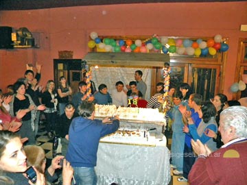 La gran torta y los festejos, en el centro de la escena