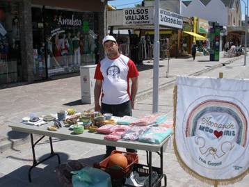 Chicos de Arco Iris venden sus productos en el Centro (foto de archivo)