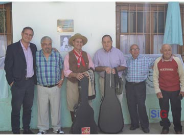 El inendente Santoro con familiares del cantor y cantores madariaguenses