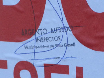 La firma del denunciado Argento en la faja de Clausura del local