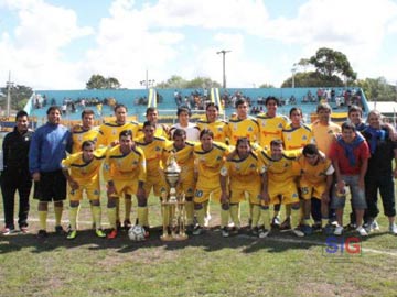 Los pibes del Cabezn. El tecnico Rodera y sus dirigidos posan con el trofeo