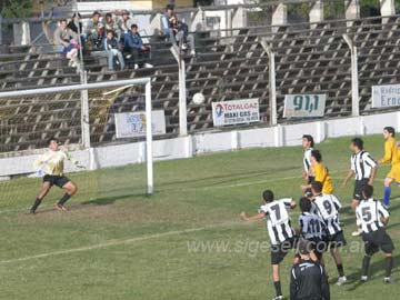 La pelota viaja a la red, fue el gol de tiro libre de Marcos Zarate