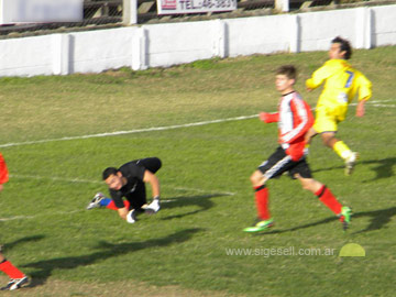 Saranite ya toc. Fuera de la foto marcos Zrate empujar al gol. Fue el segundo