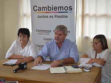 Luis Baldo acompaado por Rosa Estanga y Ana Martinez, durante la conferencia