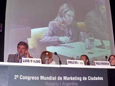 Baldo en la mesa de expositores en Rosario