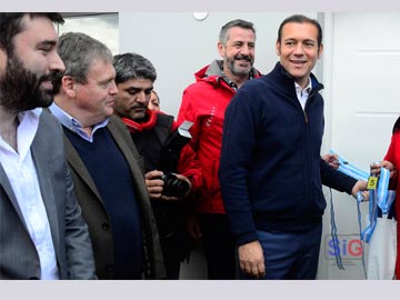 Agustin Baldo junto al gobernador neuquino Gutierrez (MPN) durante el corte de cintas