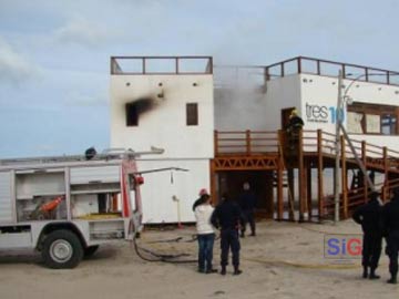 El trabajo de bomberos en el Balneario siniestrado (Foto Gesell al da)