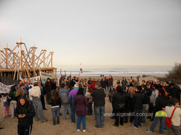 Una enorme losa se construye sobre la playa. Vecinos protestaron en el lugar