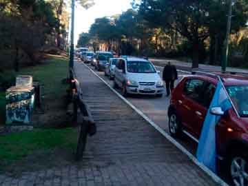 La caravana pronta a partir: Villa Gesell se sumo a la protesta con una ruidosa marcha