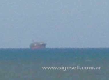 El barco siniestrado esta maana, visto desde la costa