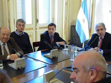 Gustavo Barrera junto a Anibal Fernandez, en una reunin con candidatos de la seccion