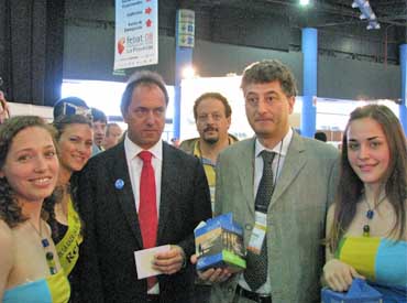 Scioli con el intendente Barrera en el Stand geselino de FEBAT (Foto Daniel Algarin    