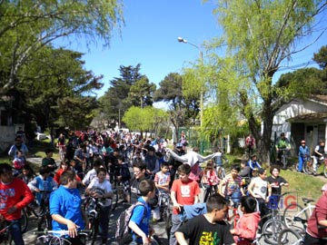 La nutrida caravana en un alto en la esquina de 124 y boulevard