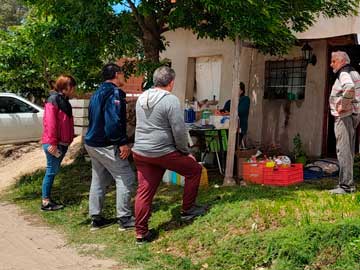 Los concejales y la consejera escolar Tugnarelli recorrieron calles de La Carmencita