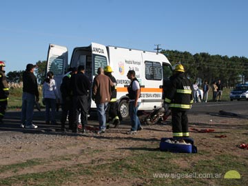 Imgen del auxilio por parte de la ambulancia del hospital (foto: Bomberos Voluntarios)