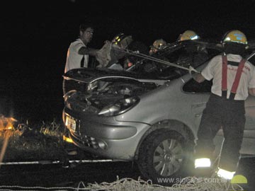 Bomberos utilizaron tijeras para cortar el vehiculo y sacar a una victima (foto bomberos)