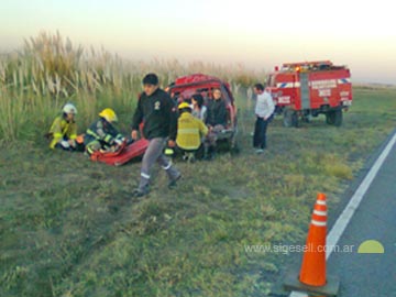 Los bomberos acudieron a auxiliar a los heridos (foto prensa Bomberos Mar Azul)