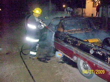 Incendio de un automovil, presumiblemente intencional, en 125 entre 14 y 15