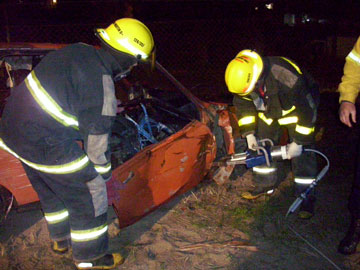 Bomberos y una prctica en el manejo de nuevas herramientas de corte