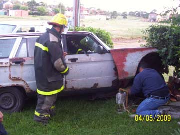 el vehculo arras con el medidor de gas (foto: bomberos Voluntarios)