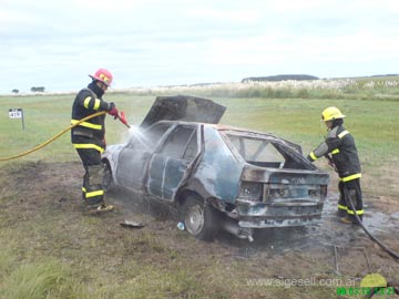 Bomberos asistieron a un vehiculo accidentado en ruta (foto de archivo)