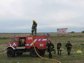 Movil 17 de Bomberos de Mar Azul, en plena tarea