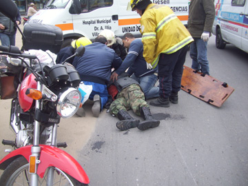 La imgen de los primeros auxilios. Fue un choque de motos.