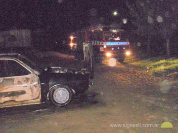 As qued el Renault 12 luegodel incendio (foto Bomberos Voluntarios)