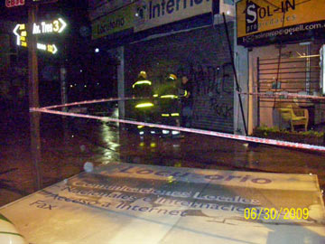 Bomberos en plena labor, en la esquina de 3 y 104