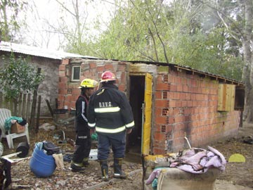 Bomberos en accion. Las prdidas de la familia fueron totales