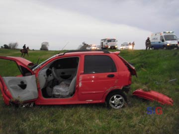 Estado en que qued el pequeo vehiculo (foto Bomberos Voluntarios)