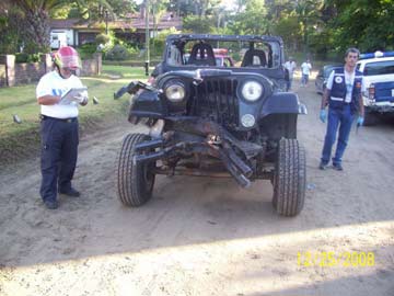 el pino se cruzo??? no sabemos, asi qued el jeep.. (foto: Bomberos Voluntarios)